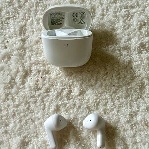 Phillips T2236 Wireless Earbuds In White USED, Good Condition, USB-C Charging